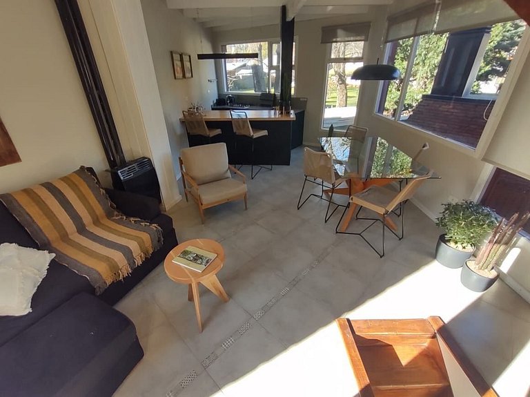 Tríplex moderno frente al arroyo y gran ubicación.