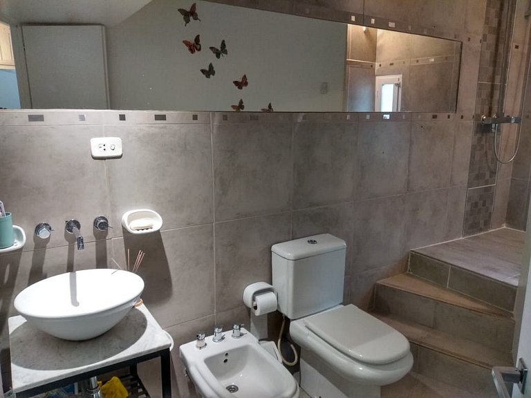 Tríplex moderno frente al arroyo y gran ubicación.