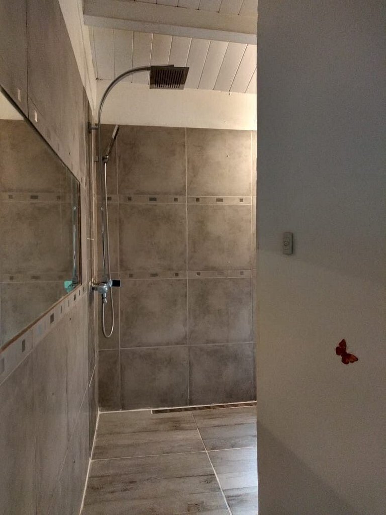 Tríplex moderno frente al arroyo y gran ubicación.