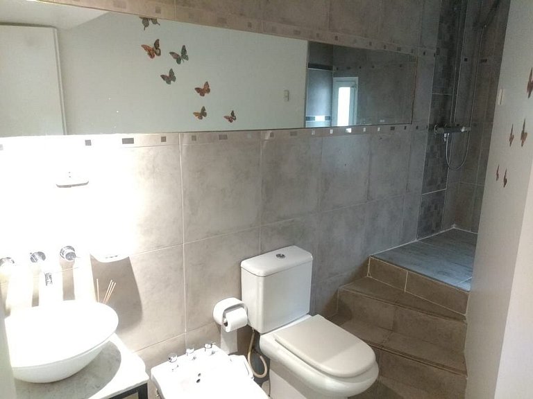 Tríplex moderno frente al arroyo y gran ubicación.