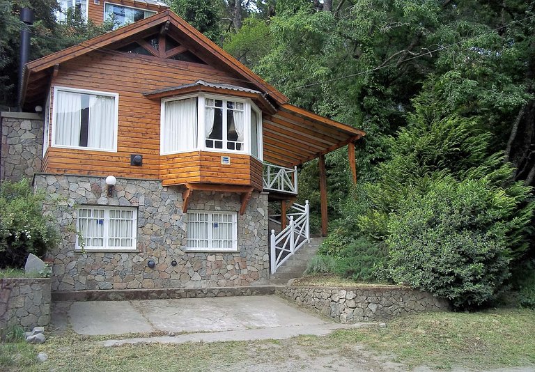 Cabaña frente al arroyo para 4/5 con hogar a leña