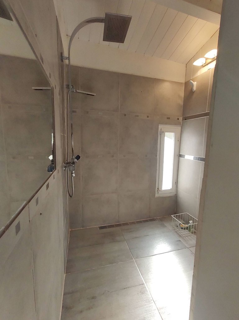 Tríplex moderno frente al arroyo y gran ubicación.