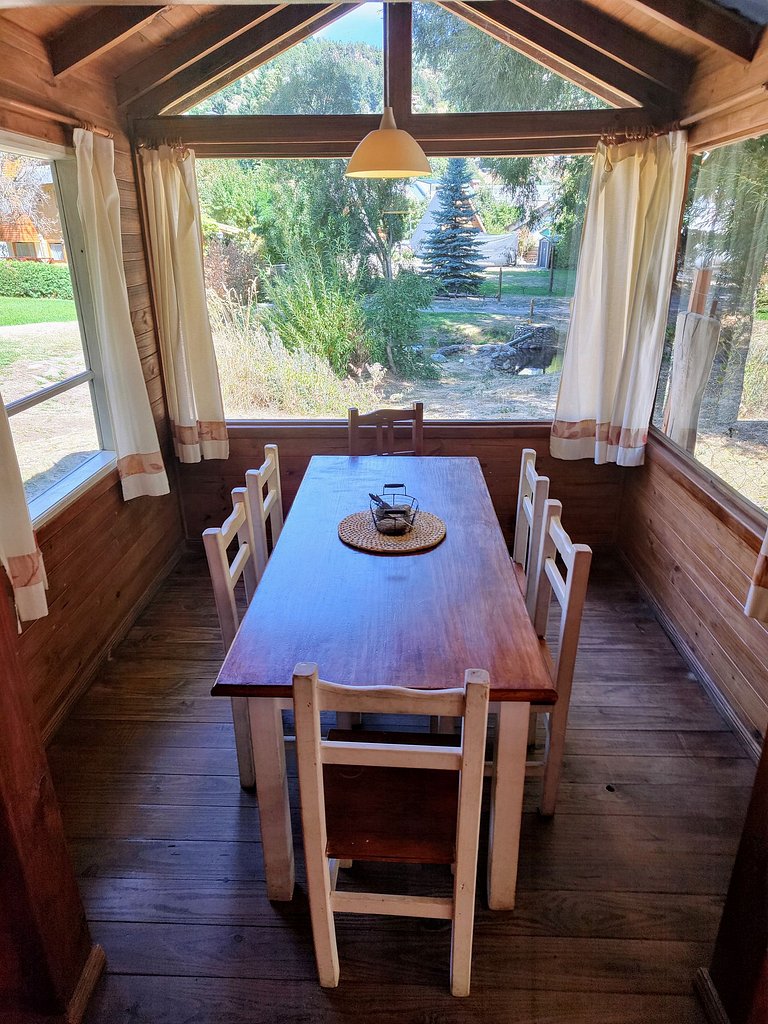 Cabaña soñada sobre la unión de dos arroyos