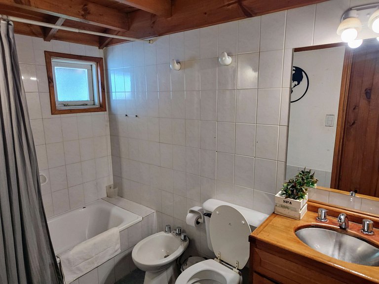 Cabaña soñada sobre la unión de dos arroyos