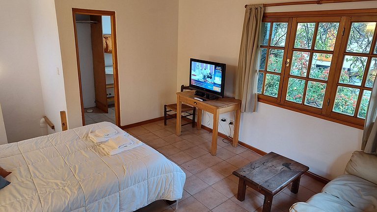 Cabaña con jardín y estacionamiento. Ubicación inmejorable