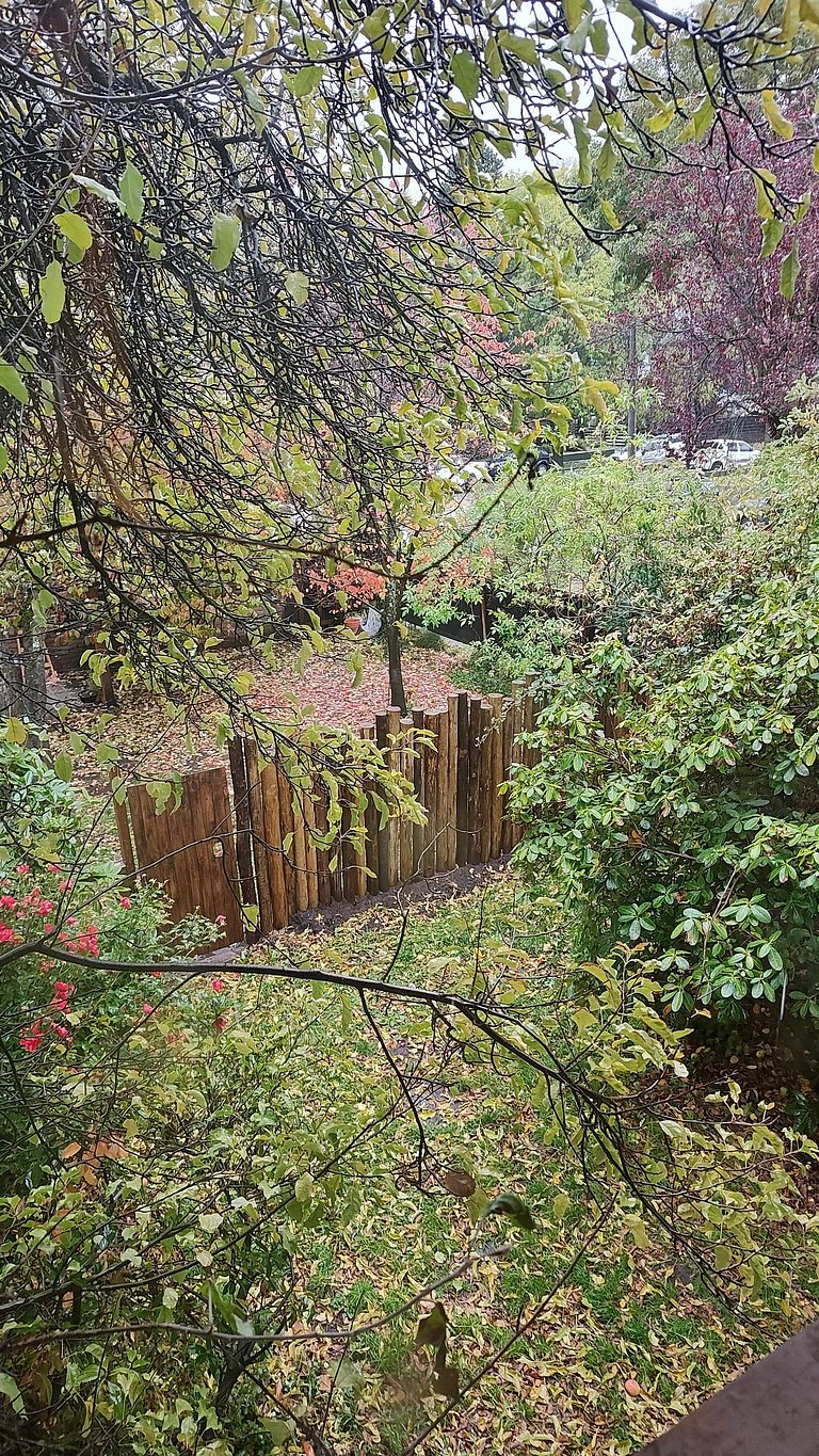 Cabaña con jardín y estacionamiento. Ubicación inmejorable