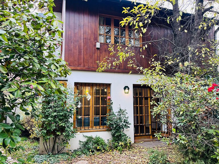 Cabaña con jardín y estacionamiento. Ubicación inmejorable