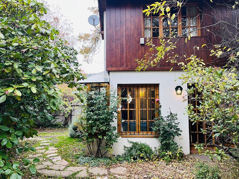 Cabaña con jardín y estacionamiento. Ubicación inmejorable