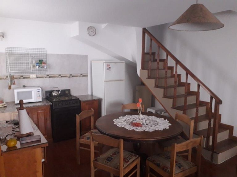 Depto duplex a media cuadra de Av San Martín