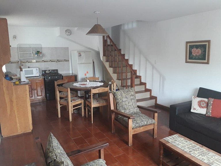 Depto duplex a media cuadra de Av San Martín