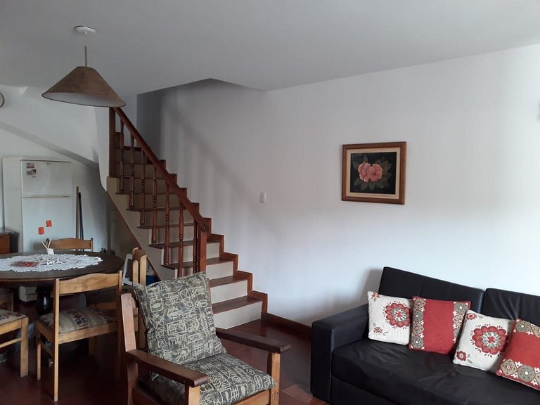 Depto duplex a media cuadra de Av San Martín