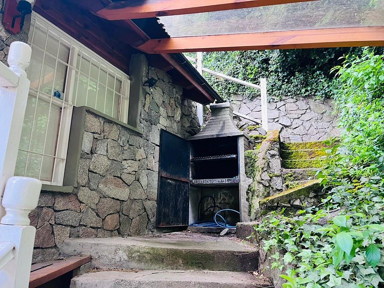 Cabaña frente al arroyo para 4/5 con hogar a leña