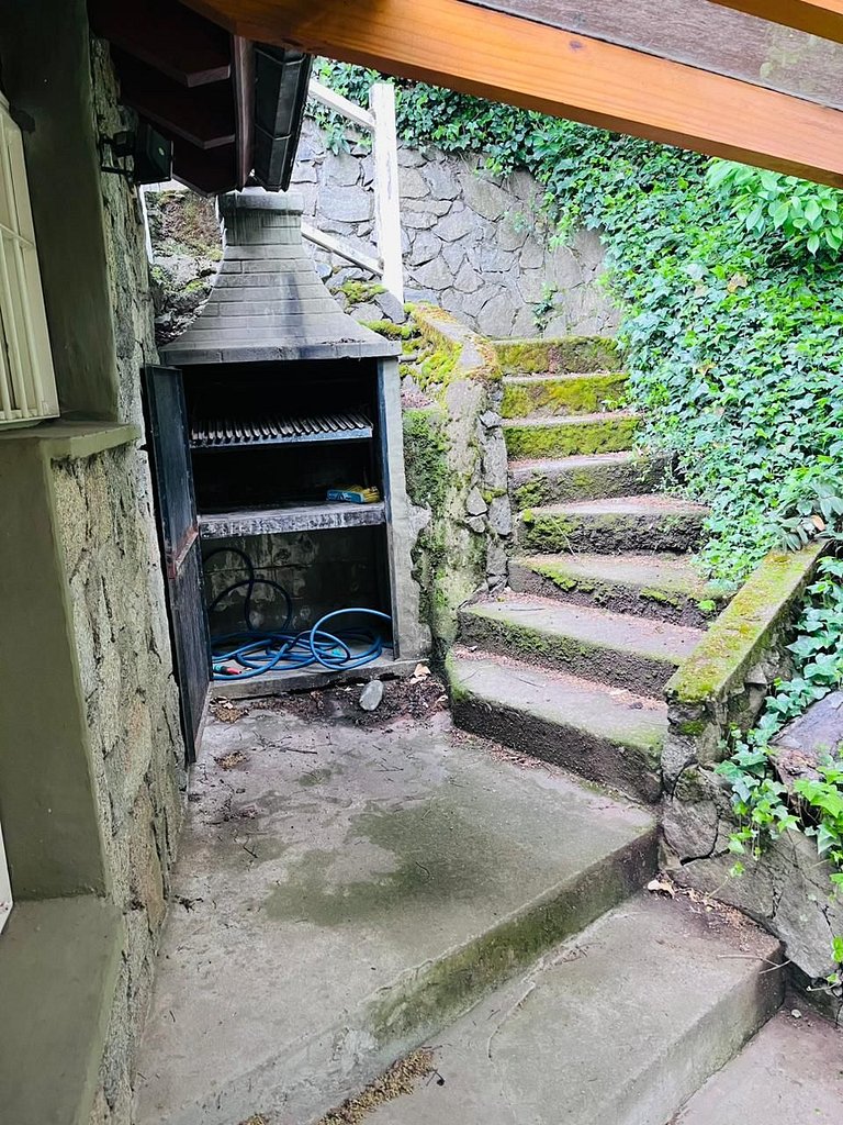 Cabaña frente al arroyo para 4/5 con hogar a leña