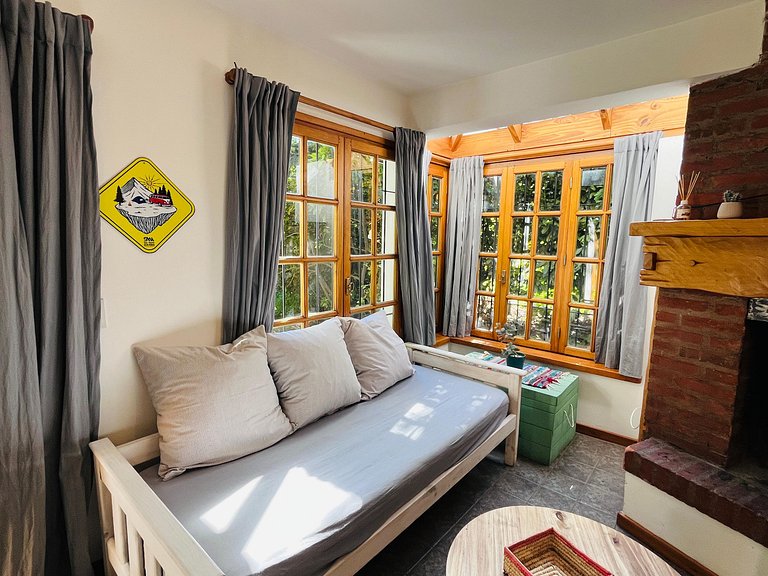 Cabaña con jardín y estacionamiento. Ubicación inmejorable