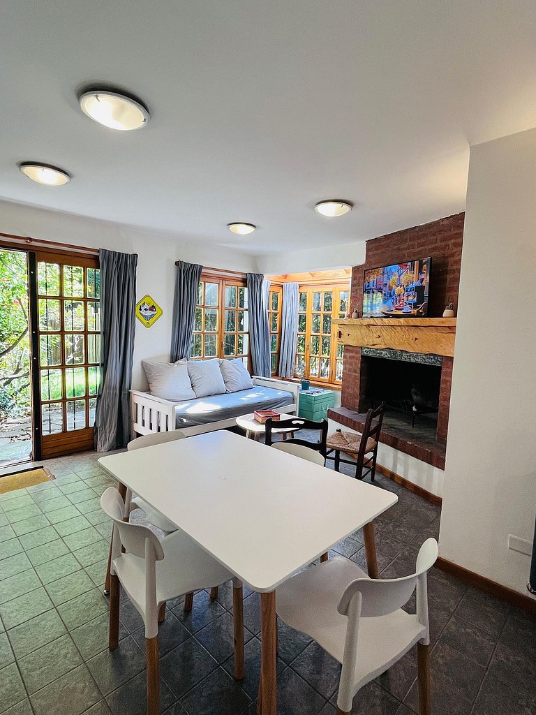 Cabaña con jardín y estacionamiento. Ubicación inmejorable