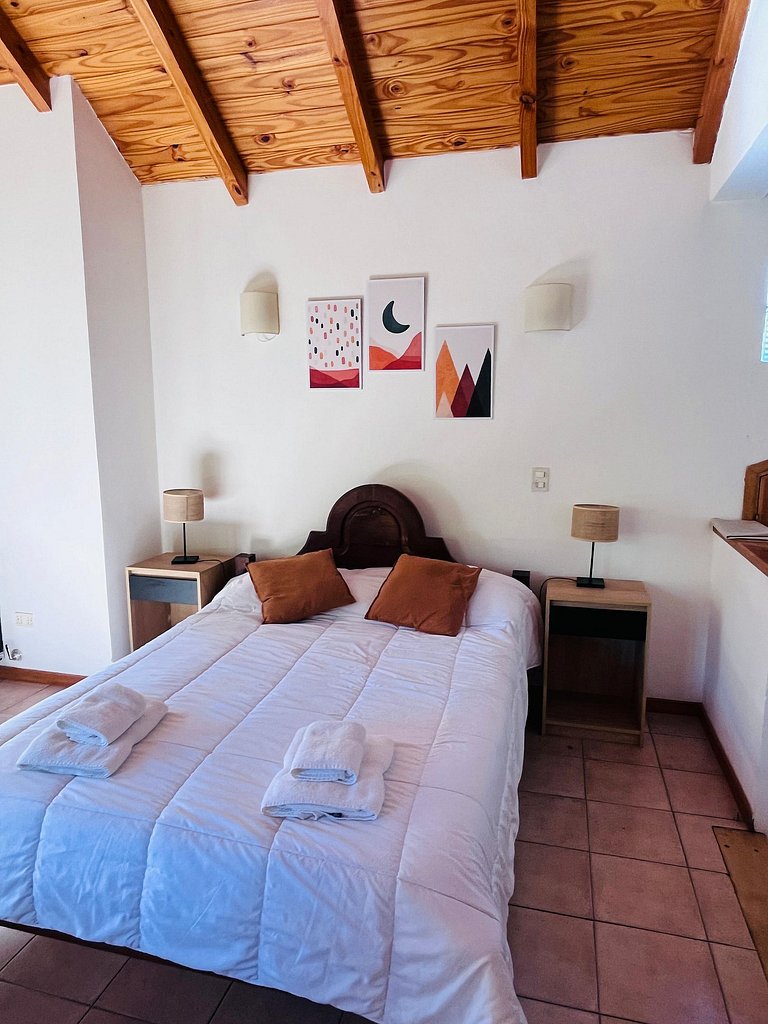 Cabaña con jardín y estacionamiento. Ubicación inmejorable