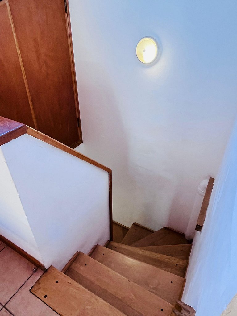 Cabaña con jardín y estacionamiento. Ubicación inmejorable