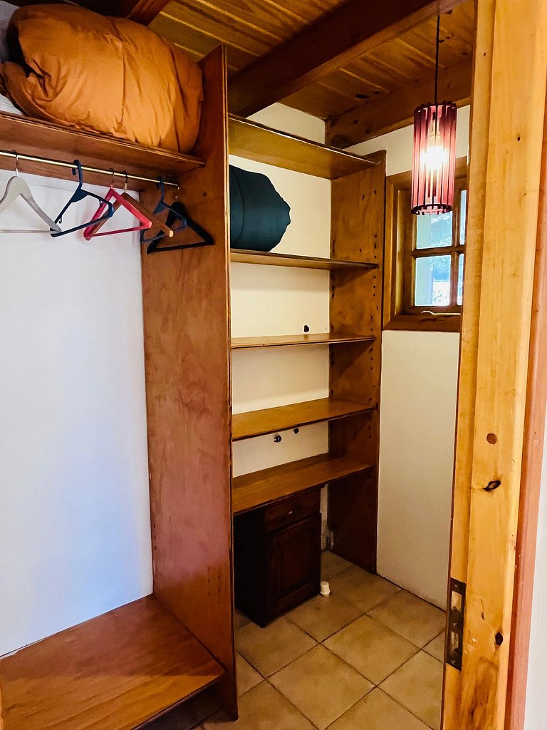 Cabaña con jardín y estacionamiento. Ubicación inmejorable