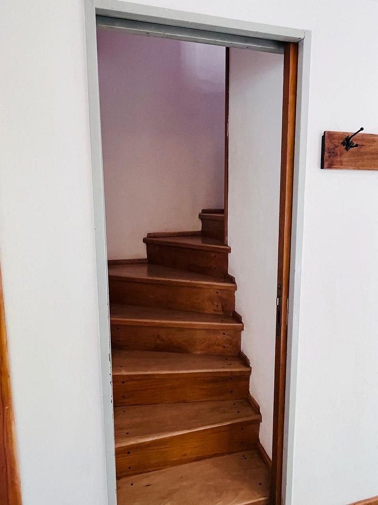 Cabaña con jardín y estacionamiento. Ubicación inmejorable