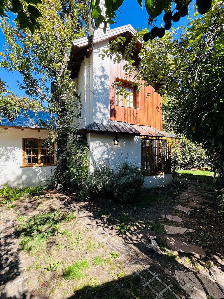 Cabaña con jardín y estacionamiento. Ubicación inmejorable