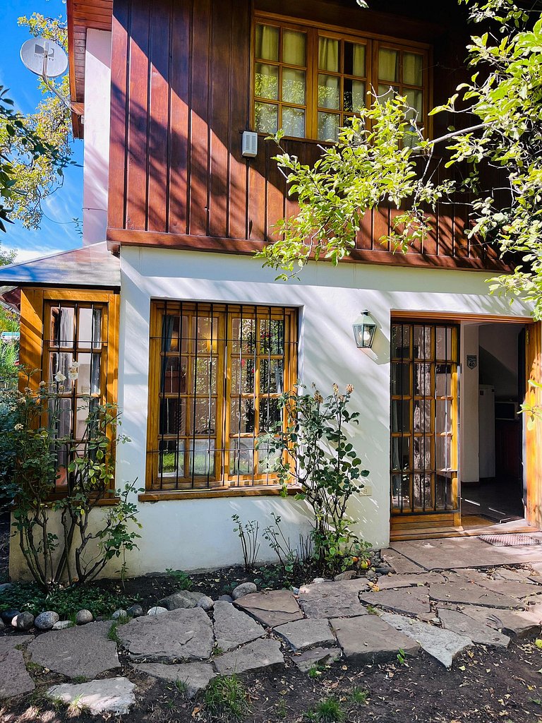 Cabaña con jardín y estacionamiento. Ubicación inmejorable