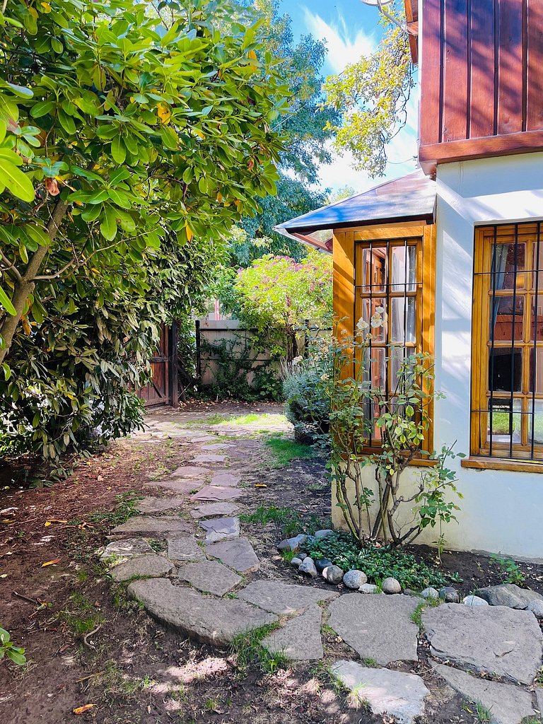 Cabaña con jardín y estacionamiento. Ubicación inmejorable