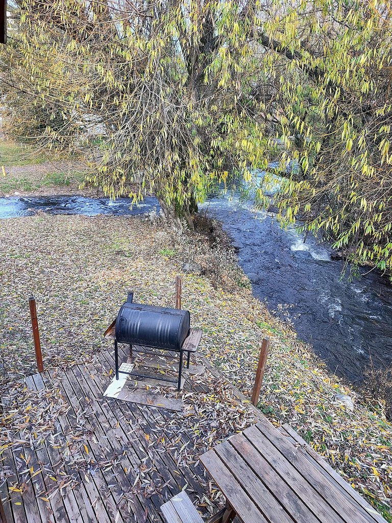 Cabaña soñada sobre el arroyo con dos dormitorios