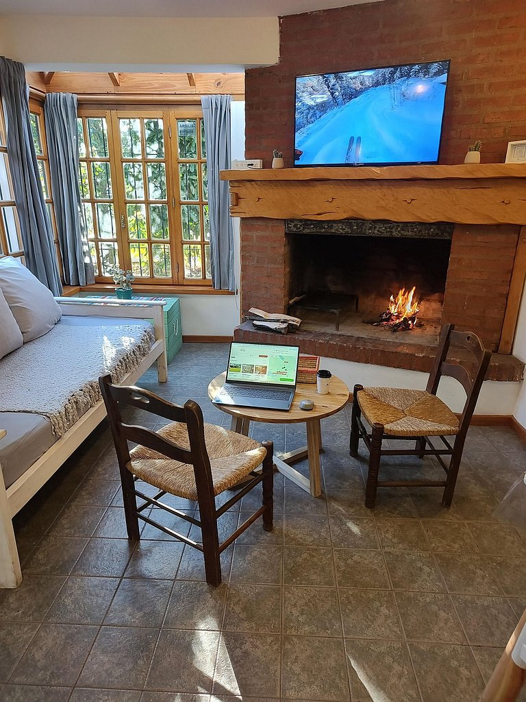 Cabaña con jardín y estacionamiento. Ubicación inmejorable