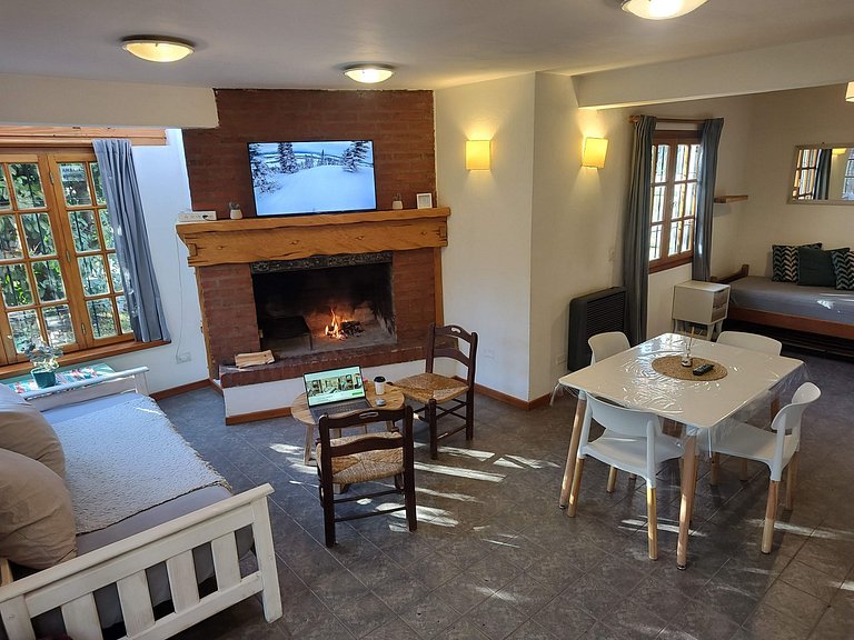 Cabaña con jardín y estacionamiento. Ubicación inmejorable