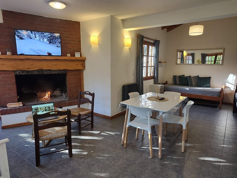 Cabaña con jardín y estacionamiento. Ubicación inmejorable