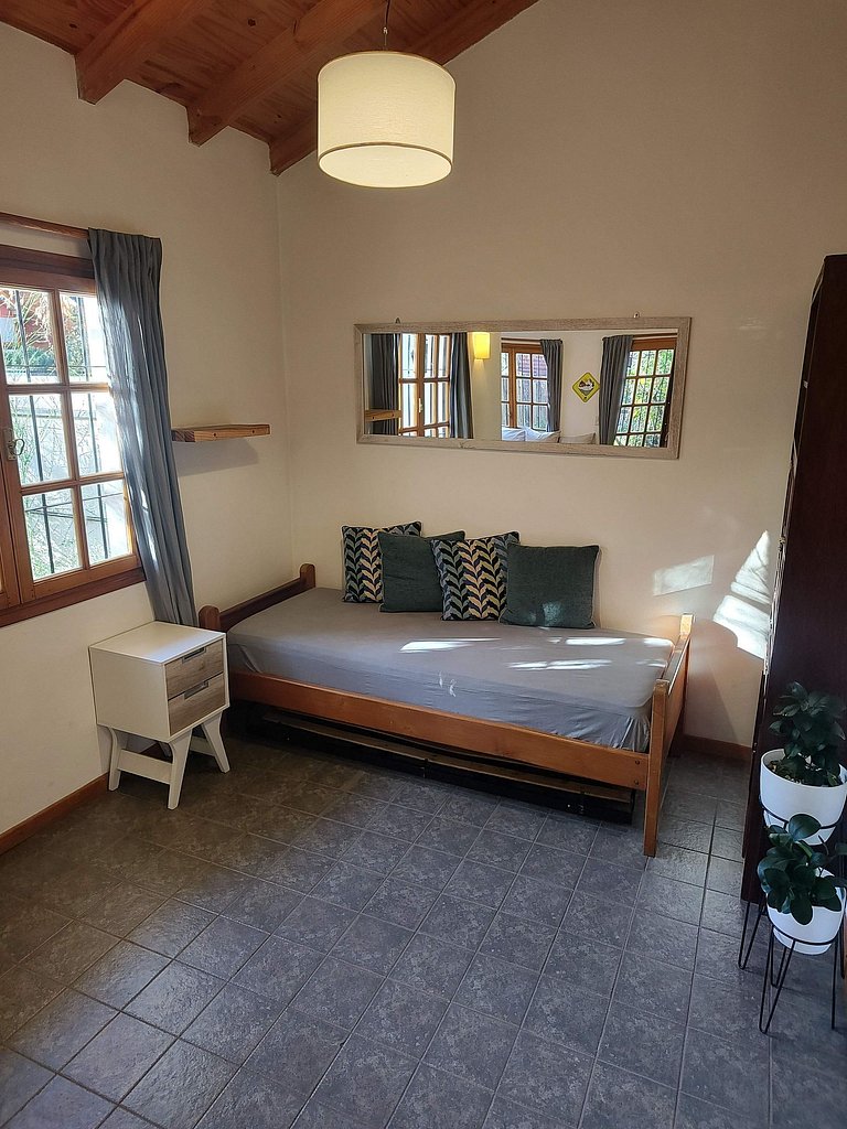 Cabaña con jardín y estacionamiento. Ubicación inmejorable