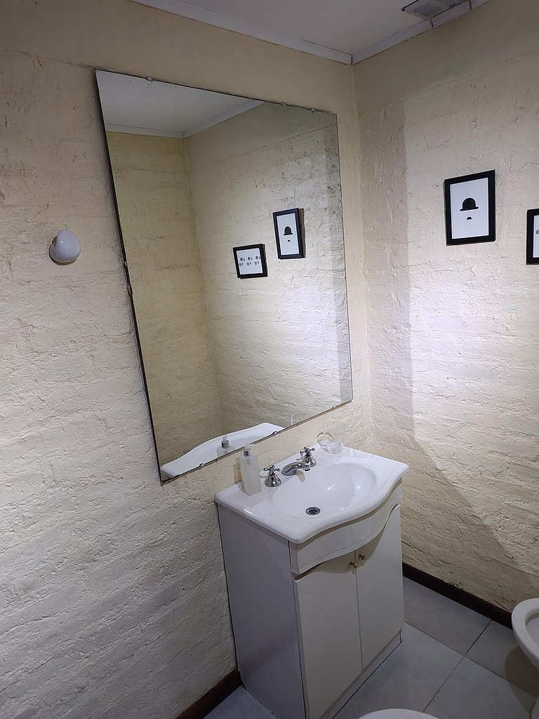 Cabaña con parrilla y 2 baños completos - AlquilaMiCasa