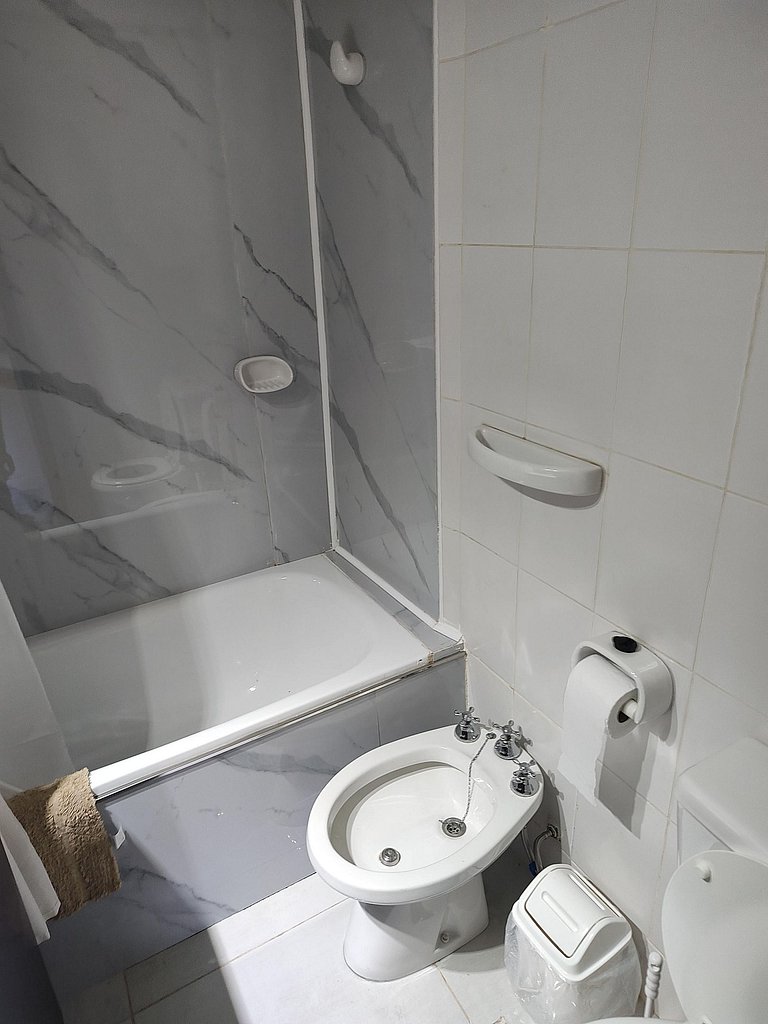 Cabaña con parrilla y 2 baños completos - AlquilaMiCasa