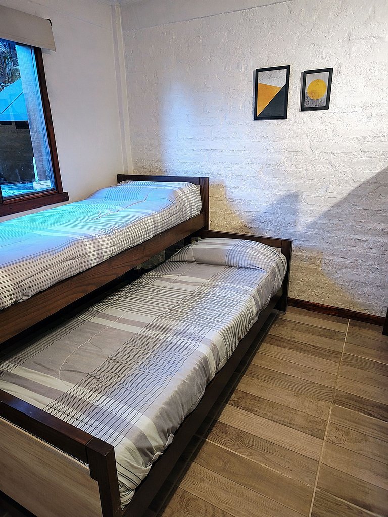 Cabaña con parrilla y 2 baños completos - AlquilaMiCasa