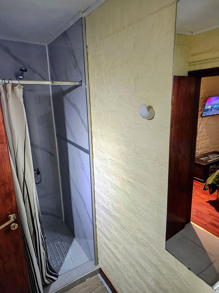 Cabaña con parrilla y 2 baños completos - AlquilaMiCasa