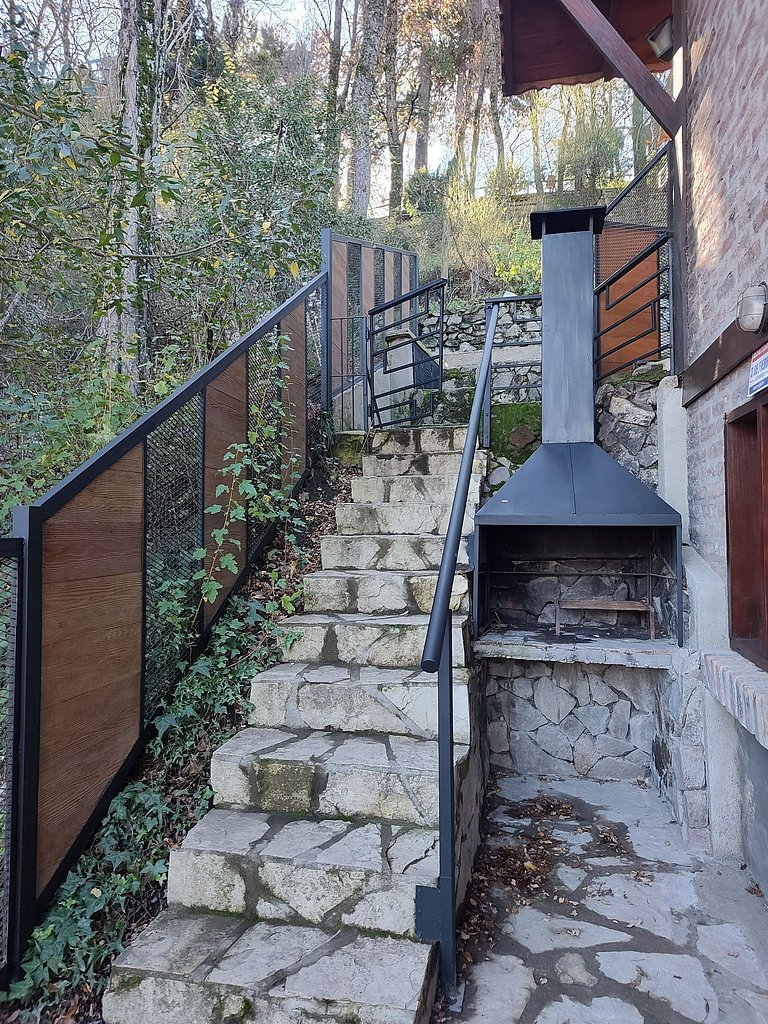 Cabaña con parrilla y 2 baños completos - AlquilaMiCasa