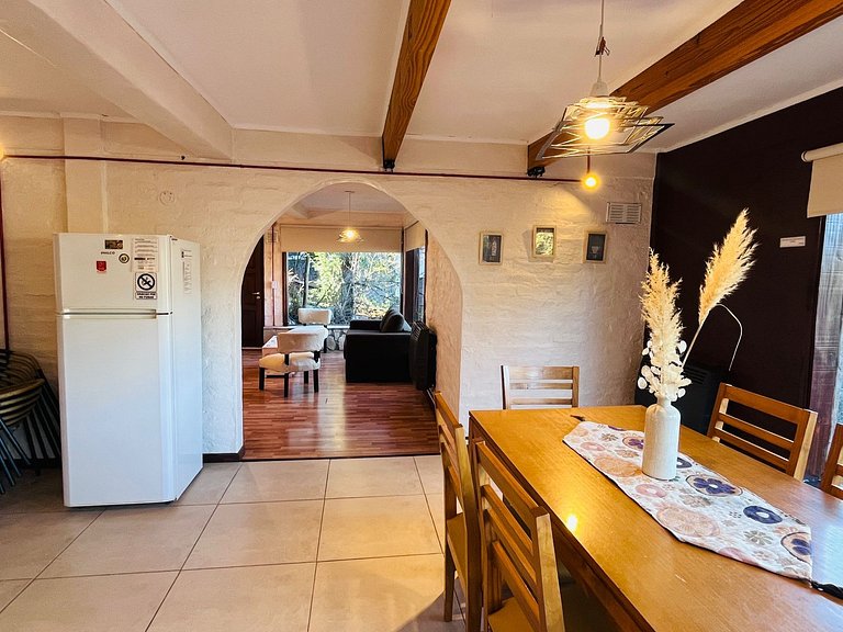 Cabaña con parrilla y 2 baños completos - AlquilaMiCasa