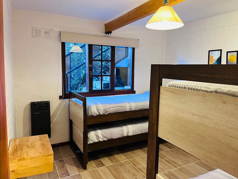 Cabaña con parrilla y 2 baños completos - AlquilaMiCasa