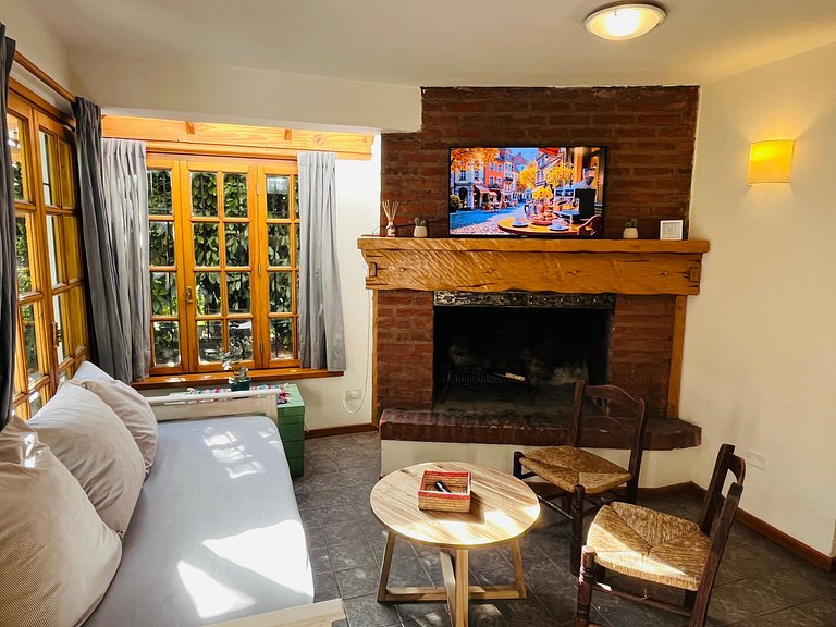 Cabaña con jardín y estacionamiento. Ubicación inmejorable