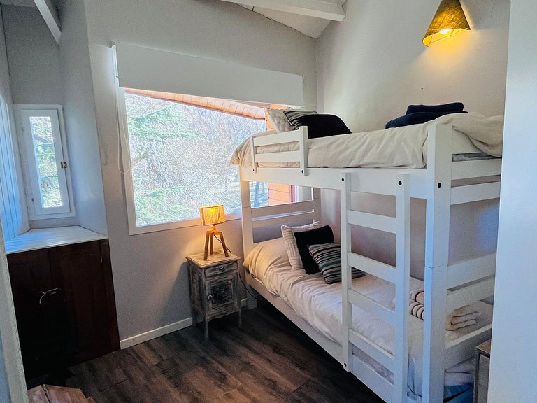 Tríplex moderno frente al arroyo y gran ubicación.