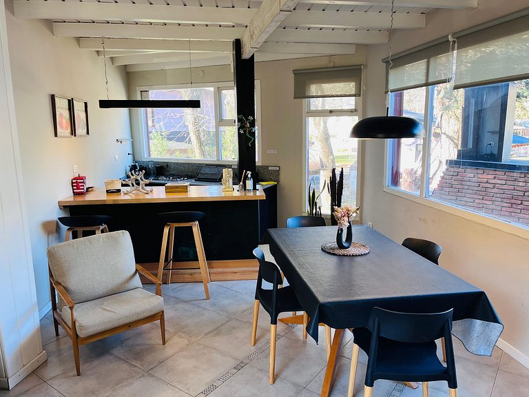 Tríplex moderno frente al arroyo y gran ubicación.