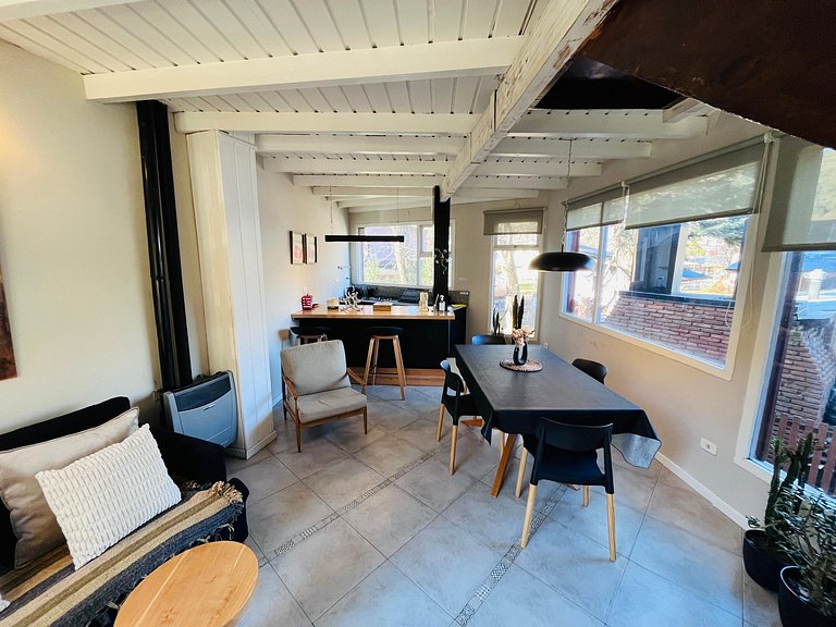 Tríplex moderno frente al arroyo y gran ubicación.