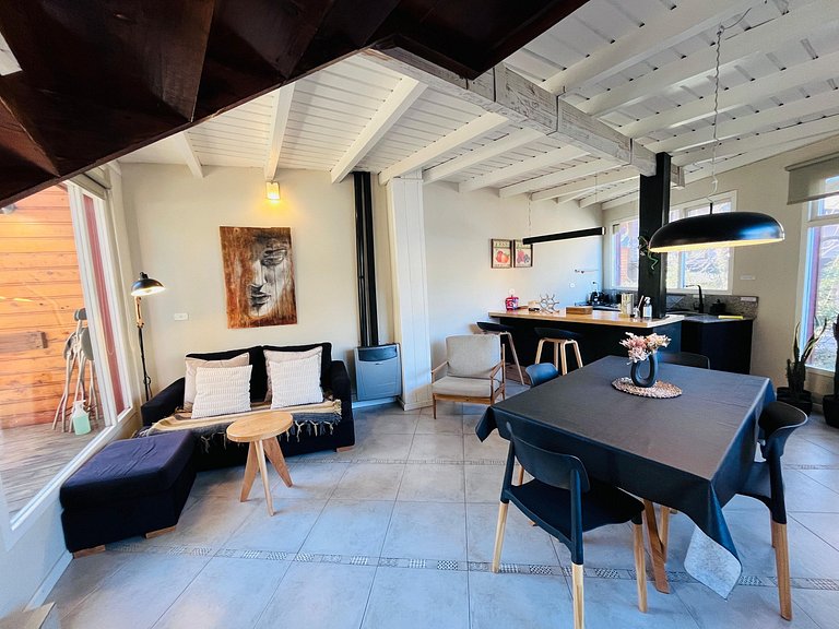 Tríplex moderno frente al arroyo y gran ubicación.