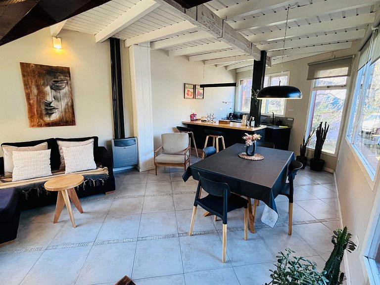 Tríplex moderno frente al arroyo y gran ubicación.