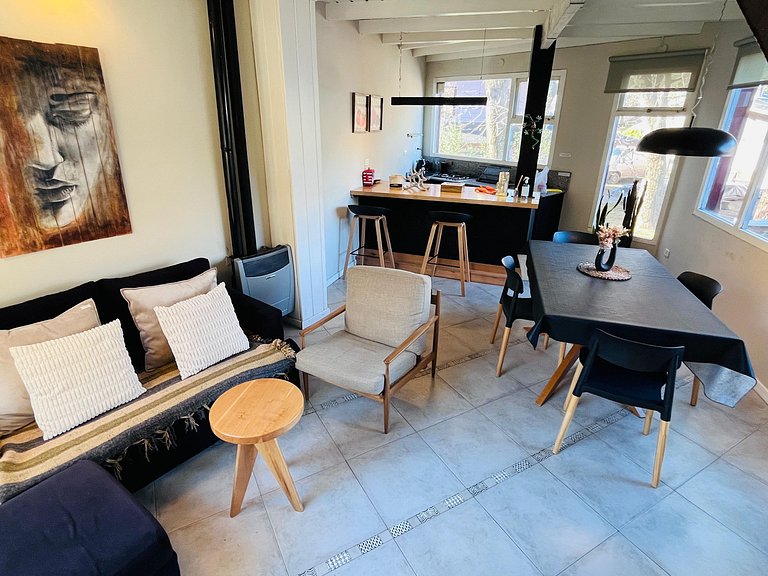 Tríplex moderno frente al arroyo y gran ubicación.