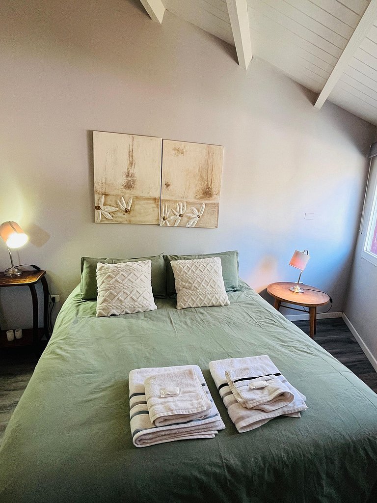 Tríplex moderno frente al arroyo y gran ubicación.