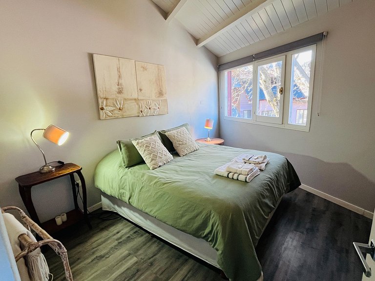 Tríplex moderno frente al arroyo y gran ubicación.