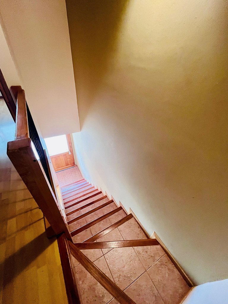 Cabaña dispuesta en dos plantas a 10' del centro