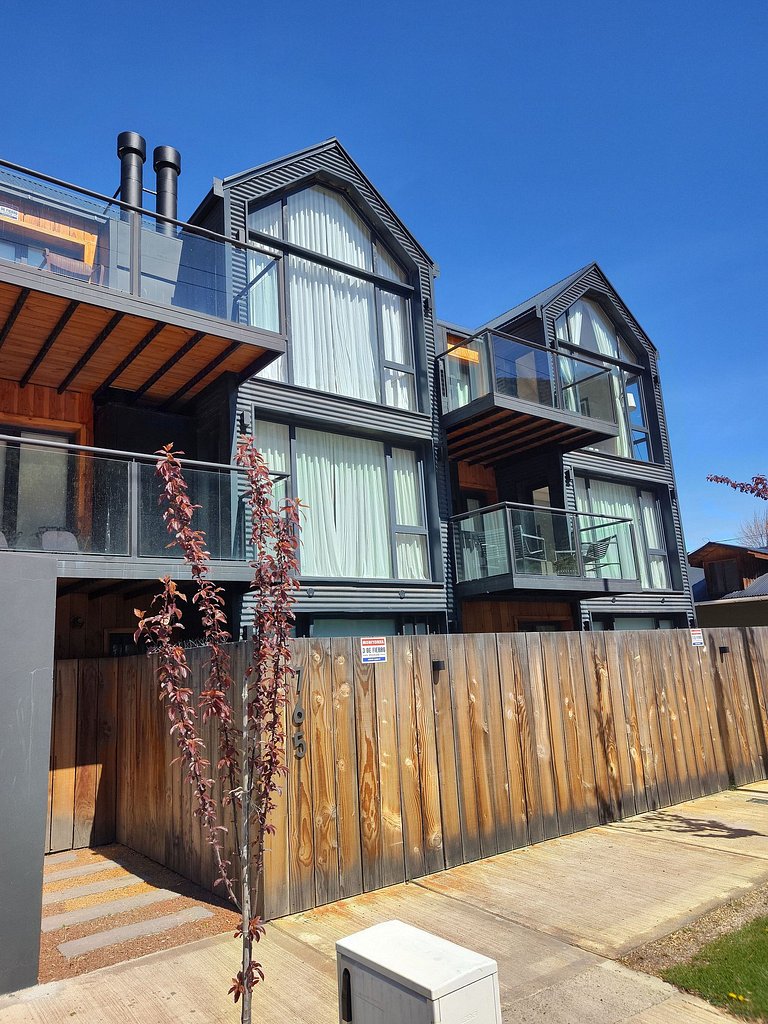 Moderno y luminoso vista a la montaña y parrilla