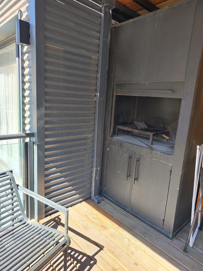 Moderno y luminoso vista a la montaña y parrilla